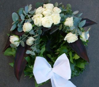kis borostyán koszorú fehér rózsával, eukaliptusszal (55cm)
