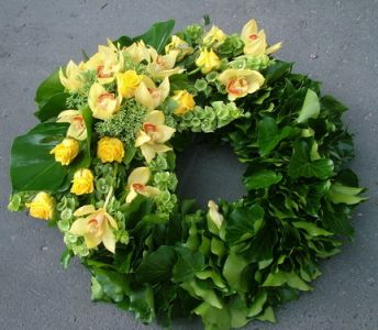 Trauer Kranz mit gelbe Rosen und Orchideen (65 cm)
