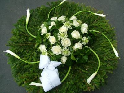 dome wreath with white roses, ornithogalums and callas (1 m)