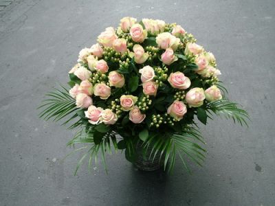 standing basket of 60 premium peach roses and 20  hypericums (1 m)