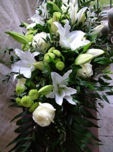 bier arrang. with roses, lilies and pompoms (1 m)