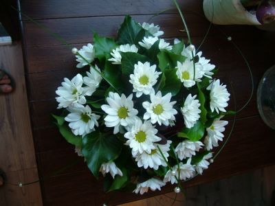 small bier arrangement of chrisanthemums (30 cm)