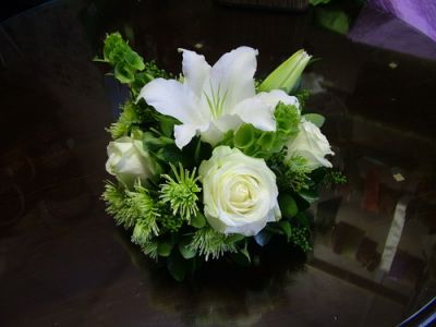 small bier arrangement of lilies and roses (30 cm)