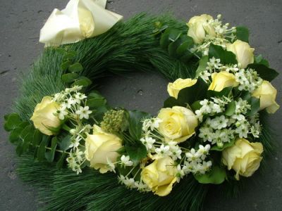 Bhutan pine wreath with ornithogalums and roses (50 cm)
