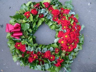 borostyán koszorú bordó rózsával és krizivel (60cm)