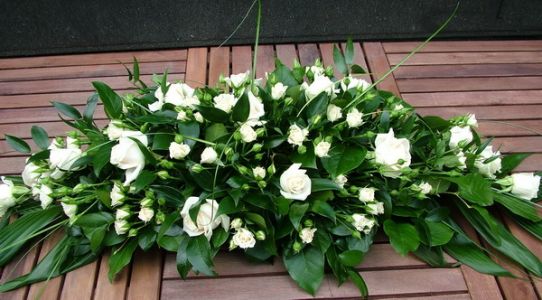 big bier arrangement with mini roses and big headed roses (1 m)