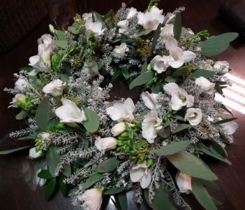 silvery urn wreath with white freesia (30cm)