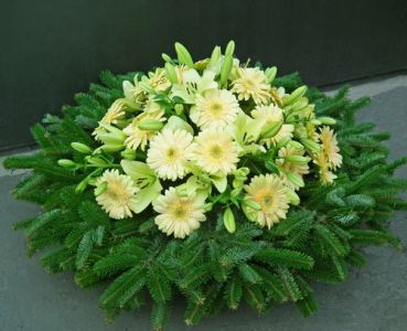 dome wreath with peach lilies and gerbera (1m)