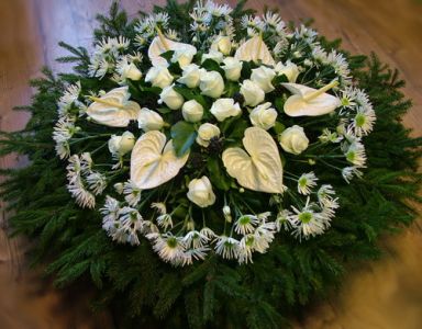 dombkoszorú fehérflamingó virággal, rózsával és krizivel (1,1m)