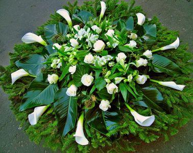 dome wreath with roses, calas and alstromeria (1,1m)