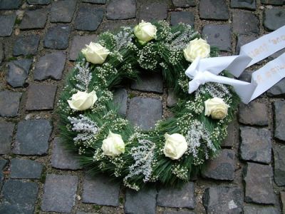 Bhutan pine wreath with roses and gypsophilas (50 cm)