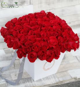 100 Stämme von roten Rosen im box