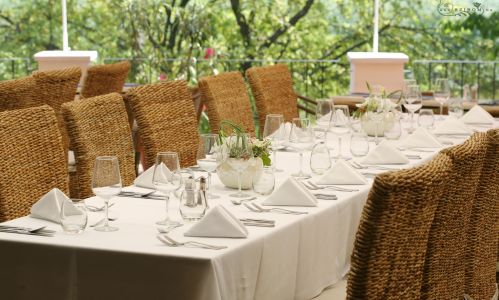 Esküvői asztaldísz, 1db,  Hemingway étterem Budapest (orchidea, írisz, fehér, zöld)
