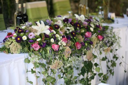 Főasztaldísz Bélapátfalva (rózsa, liziantusz, sedum, kasvirág, őszirózsa, lila, rózsaszín, fehér), esküvő