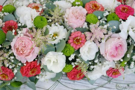 Main table centerpiece Mókus Budapest (english rose, lisianthus, chrysanthemum, zinnia, white, apricot, pink, green), wedding