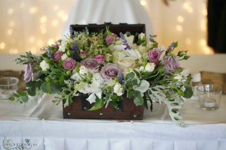Főasztaldísz Bagolyvár (hortenzia, bokros rózsa, rózsa, lila, fehér, rózsaszín)), esküvő