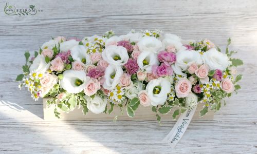 Main table centerpiece Főasztaldísz (rose, lisianthus, carnation, chamomile, white, pink), wedding