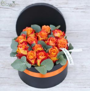 Narancs rózsák fekete dobozban (13 szálas box)