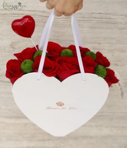 Szív doboz selyem akasztóval, 9 vörös rózsával, zöld virágokkal (25cm)