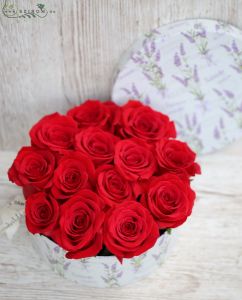 13 rote Rosen im runden Kasten mit Blumenmuster