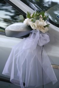 car flower  (alstroemeria, lisianthus, cream)