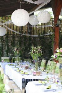 magas vázás asztaldíszek szőlővel töltve 3 db, lampionok 4 db Bélapátfalva (lila, fehér), esküvő