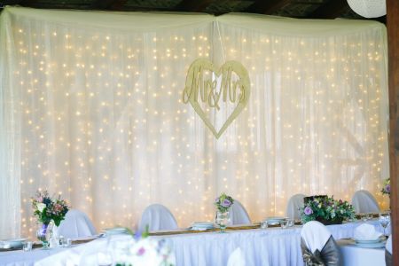 Mr and Mrs wooden decor, light backdrop, Bagolyvár, wedding