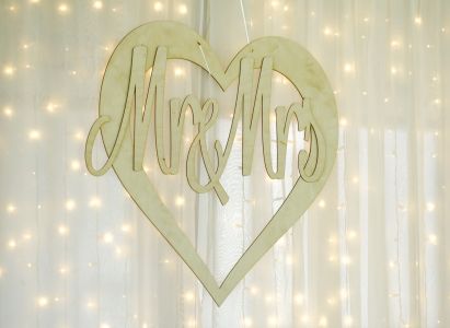 fából készült Mr and Mrs dekorációs dísz, fényfüggöny, Bagolyvár, esküvő