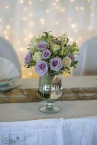 rózsa csokor vázában apró virágokkal, fényfüggöny, Bagolyvár (lila rózsa), esküvő