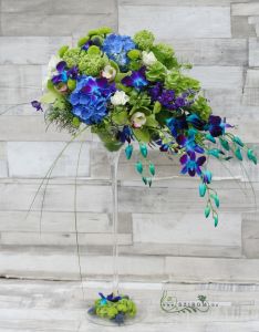 Koktélpoharas asztaldísz, kék virágokkal (hortenzia, cymbidium, dendrobium, krizi, kék, zöld), esküvő