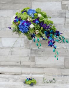 Coctail cup centerpiece with blue flowers (hydrangea, cymbidium, dendrobium, cpompom, blue, green), wedding