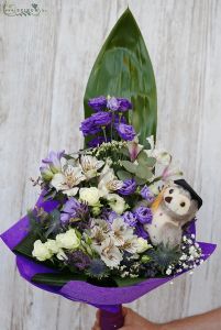 Ballagási csokor lila virágokkal, ballagós bagollyal