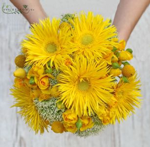 Menyasszonyi csokor sárga virágokkal, tűszirmú gerberával
