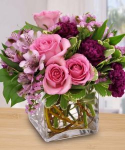 Glass cube with pink purple flowers (17 stems)