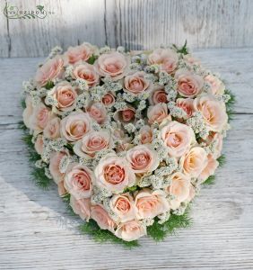 Little heart shape with peach spray roses (20 cm)