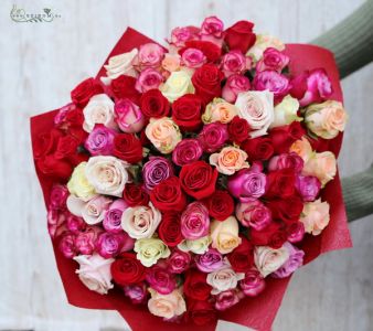 90 Stiele von roten, rosa, lila, weißen Rosen in einem runden Bouquet