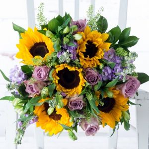 Sommerblumenstrauß aus Sonnenblumen, Rosen, Saisonblumen (24 Stiele)