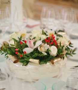 Asztaldísz lapos kerámia tálban, Corinthia Budapest (arany, krém, vörös, orchidea, alstromeria, bokros rózsa, rózsa), esküvő