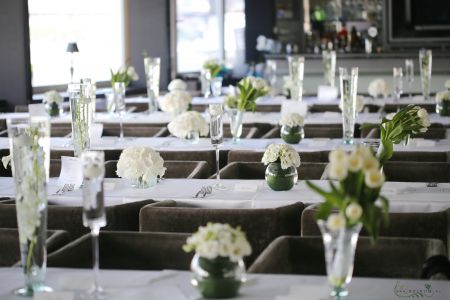 Esküvői asztal díszítés sok vázával, (10 váza) Spoon Budapest (dendrobium, hortenzia, tulipán, liziantusz, fehér)
