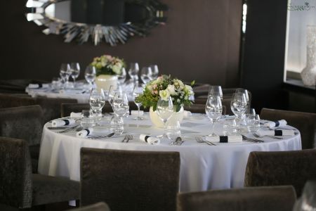 Esküvői asztaldísz kerámia gömbben, 1db, Spoon Budapest 1db (rózsa, liziantusz, mezei virágok, barack, krém)