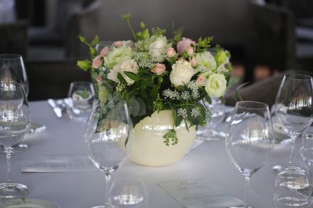 Esküvői asztaldísz kerámia gömbben, Spoon Budapest (rózsa, liziantusz, mezei virágok, barack, krém)