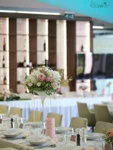 Esküvői asztaldísz magas vázában, Locavore Budapest (hortenzia, liziantusz, sóvirág, rózsaszín, fehér)
