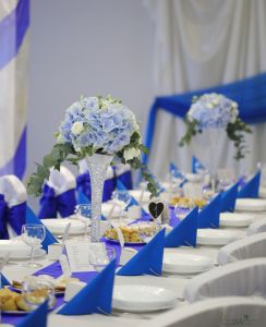Esküvői asztaldísz kék hortenziával rózsával 1db