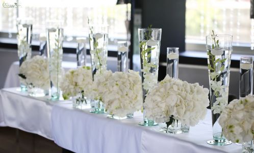 Wedding table decoration with many vases, Spoon Budapest (dendrobium, hydrangea, tulip, lisianthus, white)