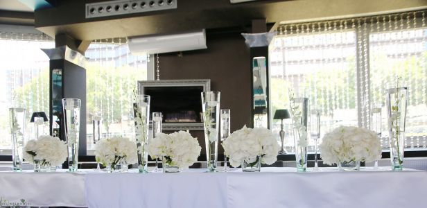Wedding table decoration with many vases, Spoon Budapest (dendrobium, hydrangea, tulip, lisianthus, white)