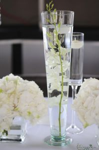 Spoon Budapest, sok vázás virágdíszek, esküvői dekoráció, fehér virágokkal, 3 váza ára