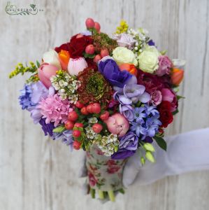 Menyasszonyi csokor tavaszi virágokkal (tulipán, boglárka, jácint, szellőrózsa, hypericum, rózsaszín, lila, narancs) tavasz