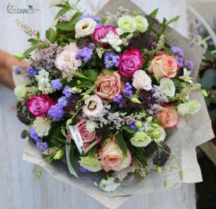 Großer Blumenstrauß mit Wiesenblumen und Rosen