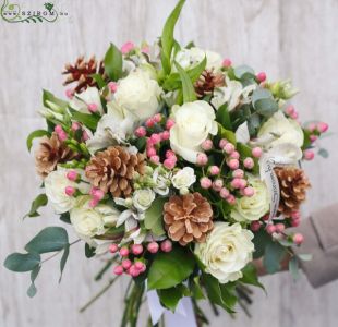 Winterstrauß mit rosafarbenen Hypericums