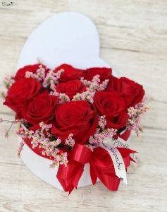 Kleine Herzbox mit 9 roten Rosen und rosa kleinen Blüten